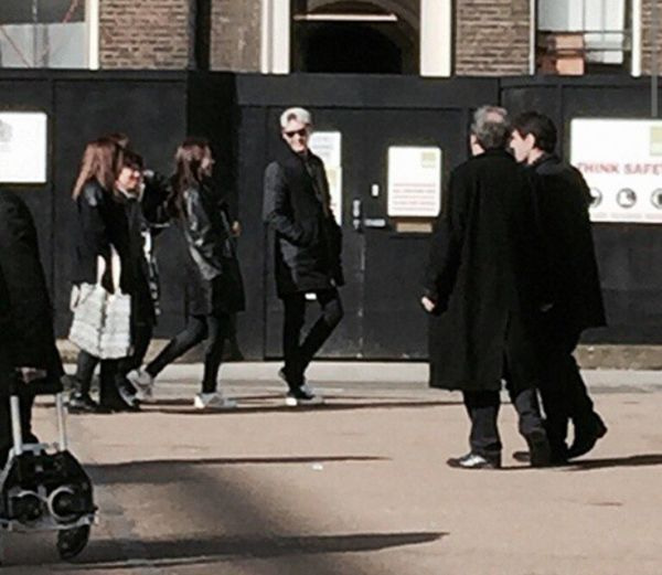 ロンドンの街を歩くパクシネとイジョンソク